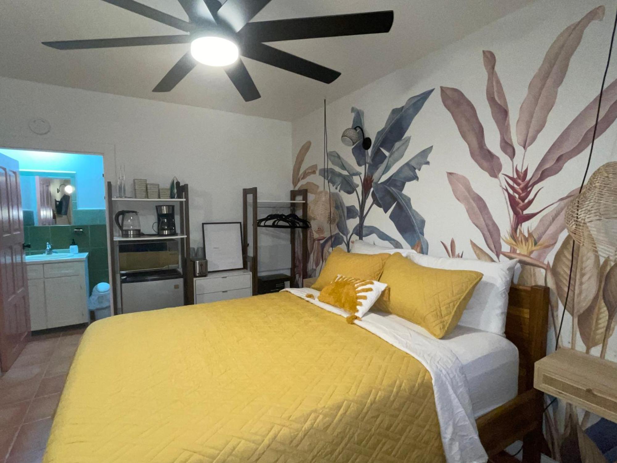 Alux House Hotel Placencia ภายนอก รูปภาพ